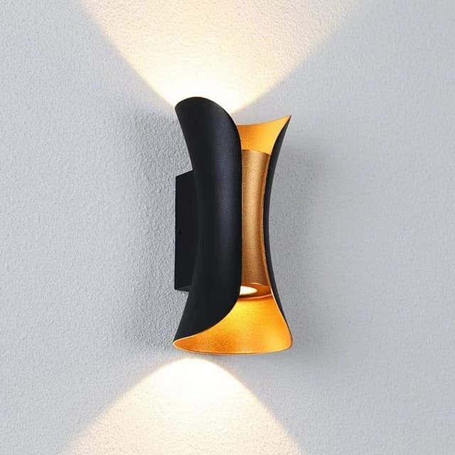 Elegant Black and Gold LED Wall Light - Modern Design