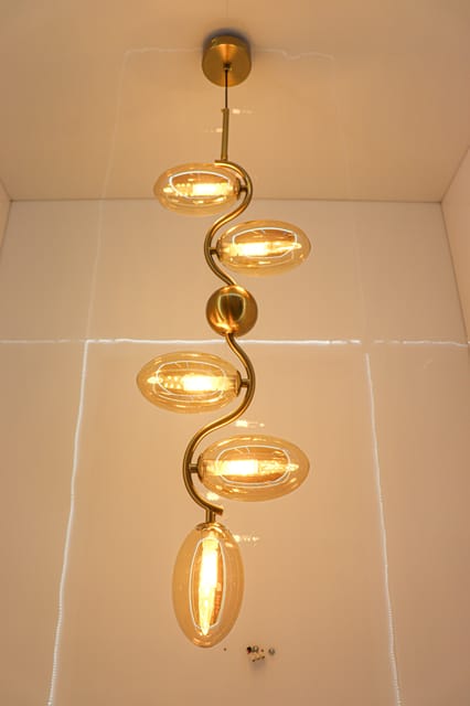 swanart Modern Gold Spiral Chandelier - 5-Light Pendant Fixture with Elegant Amber Glass Shades | Decorative Ceiling Light for Living Room, Dining Room – Creates Stunning Warm Ambiance & Statement
