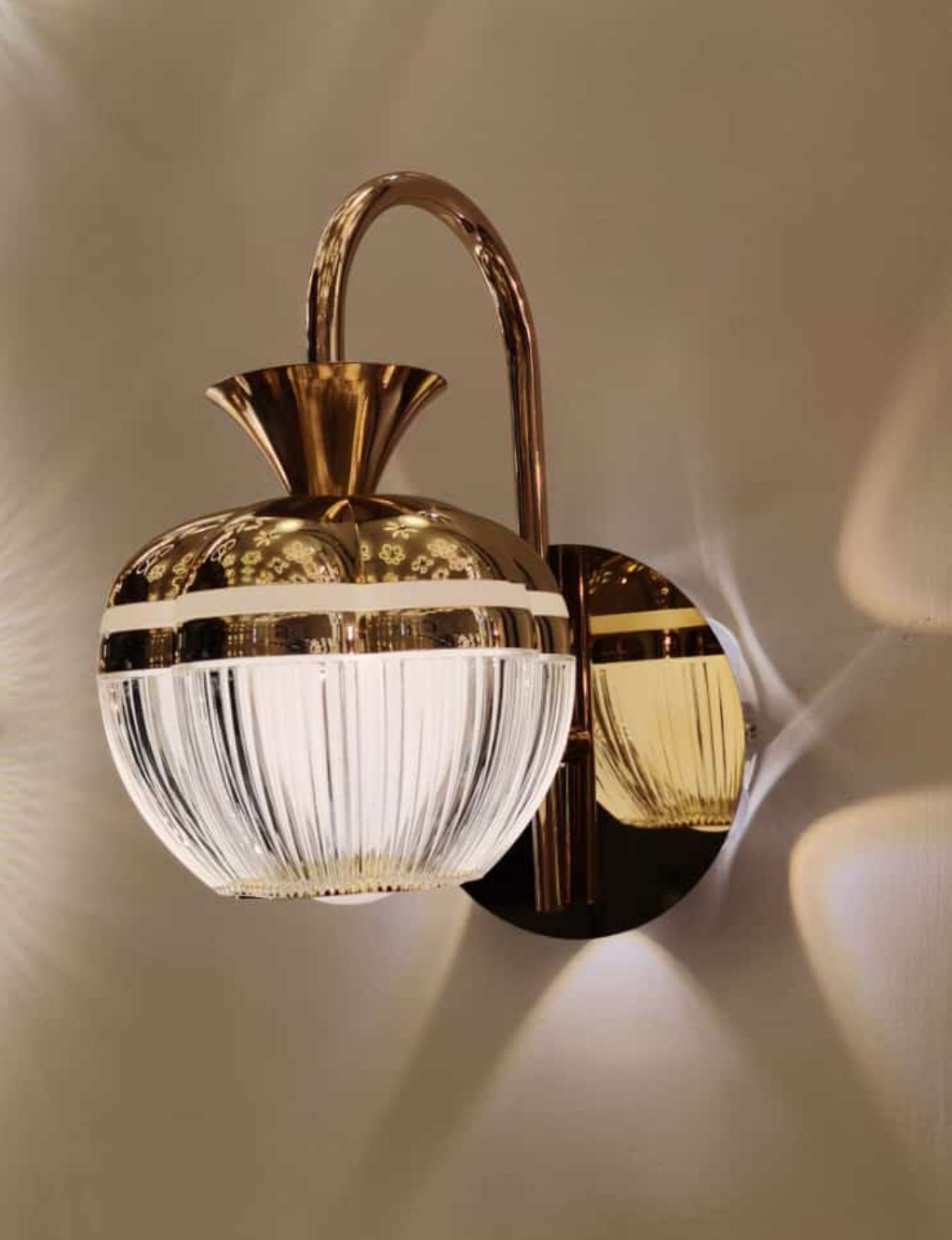 swanart Modern Gold Wall Sconce with Fluted Glass Shade - Elegant Indoor Decorative Lighting Fixture for Bedroom, Living Room & Hallway